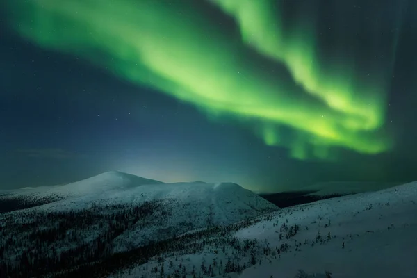 Заснеженное Поле Красивым Небом Aurora Borealis — стоковое фото