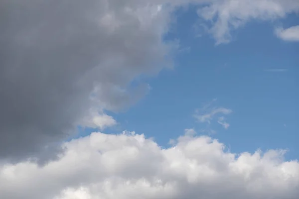 背景に青い空の雲があり — ストック写真