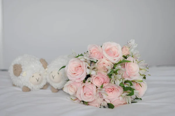 粉红玫瑰花束和两只羊玩具 — 图库照片