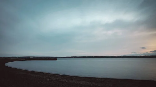 Uma Cena Hipnotizante Grande Lago Sob Céu Cinzento Dramático — Fotografia de Stock