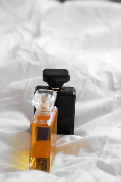 Plan Vertical Deux Flacons Parfum Sur Drap Lit Blanc Sur — Photo