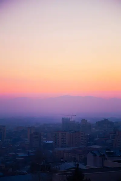 Plano Vertical Una Ciudad Hermoso Atardecer Naranja Púrpura — Foto de Stock
