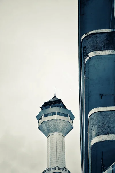 インドネシアのバンドンにあるMasjid Rayaモスクの低角度ショットはグレースケールで撮影されました — ストック写真