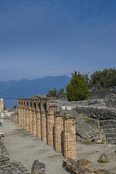 Colpo Verticale Antiche Rovine Edilizie Durante Giorno — Foto Stock