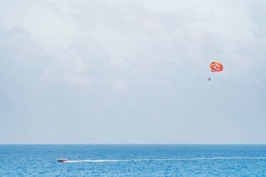 Önünde deniz olan güzel bir hava balonu görüntüsü.