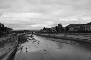 Old Town Temecula, California, ABD 'deki gri tonlu bir nehir görüntüsü.