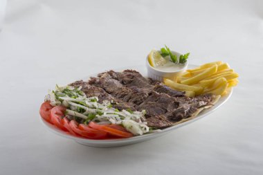 Biftek ve sebzeli shawarma tabağına yakın plan.