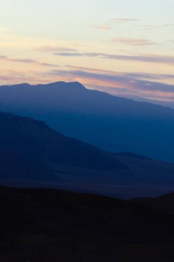 Gün batımında dağların dikey görüntüsü