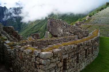 Machu Picchu 'nun İnka Kalesi' nin güzel bir görüntüsü. Gündüz vakti sis tarafından kucaklanıyor, Peru.