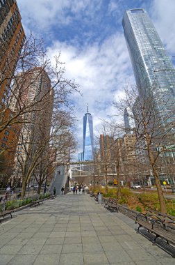 New York, ABD 'de mavi gökyüzü arka planında cam gökdelenlerin dikey görüntüsü