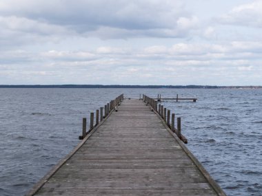 Suya giden ahşap bir iskele.