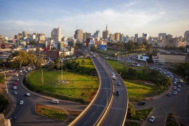 Yol trafiğindeki artışla Kenya trafiği idare etmek için yol ağları kuruyor. Bu ise Globe Roundabout.