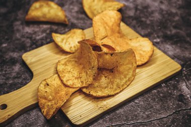 Ahşap tahtada kırmızı biberli yakın plan bir fotoğraf.