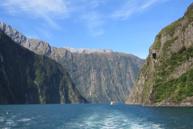 Dağları ve denizi olan güzel bir manzara. Milford Sound, Yeni Zelanda.