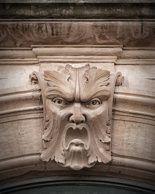 İsveç 'in Helsingborg kentindeki bir binaya taş bir yüzün yakın çekimi.