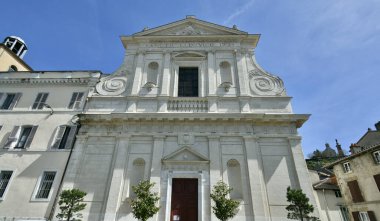 Roma, İtalya 'daki Gesu Kilisesi' nin güzel dış kısmının alçak açılı görüntüsü.