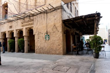 Dubai, BAE 'deki Al Seef caddesindeki Starbucks kafe.