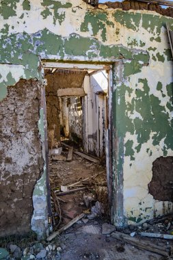 Kirli duvarları çatlak, terk edilmiş eski bir binanın içeriden görünüşü.