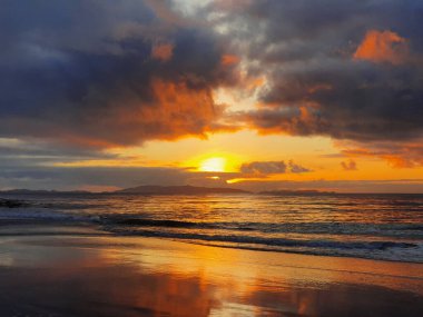 Dağlarda güzel bir günbatımı manzarası