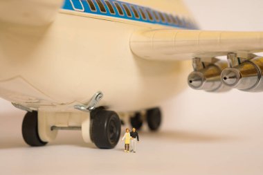 Bir çift büyük bir uçağın altında yürüyor.