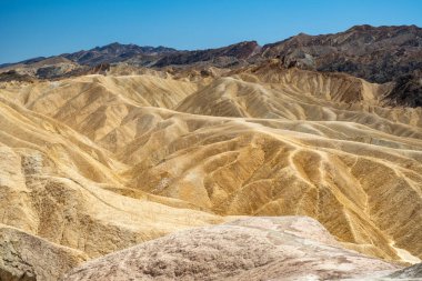 Ölüm Vadisi, Doğu Kaliforniya, Mojave Çölü, Büyük Havza Çölü 'ndeki devasa kayalar. ABD.