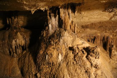 Soyut oluşumları olan bir mağaranın içi.