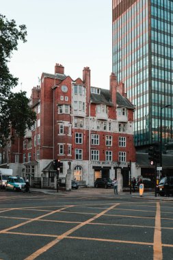 Londra, İngiltere 'deki tarihi kırmızı bir binanın dikey görüntüsü.