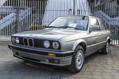 1989 'dan kalma bir BMW 325i Cabrio' nun güzel bir resmi. Klasik bir araba sergisi.
