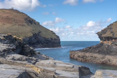 Denize ve kayalara doğru bakın Boscastle, Cornwall, İngiltere.