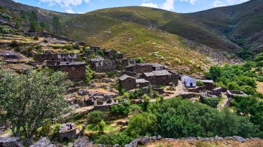 Portekiz, Arouca 'da dağlarla ve kırsal alanla çevrili eski bir köy manzarası.