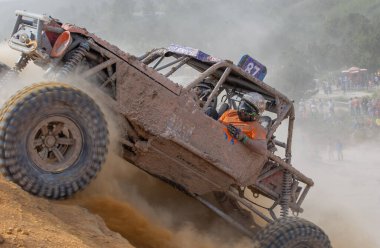 Portekiz Ulusal Arazi Şampiyonası 2017 'de çamurla kaplı bir off-road yarış arabası.