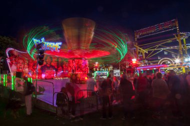 Oxford 'daki St. Giles Panayırı' nda gece gezintileri aydınlatılıyor.