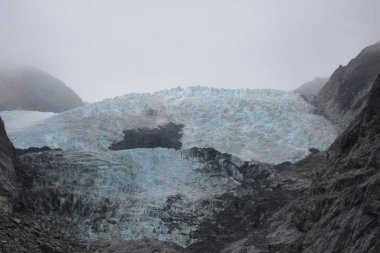 Donmuş su kayalarla çevrili..