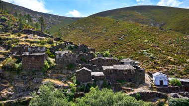 Portekiz, Arouca 'da dağlarla ve kırsal alanla çevrili eski bir köy manzarası.