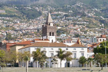 Funchal Katedrali 'nin arka planında Se, Funchal, Madeira, Portekiz' de yamaç kenarındaki evler bulunur.