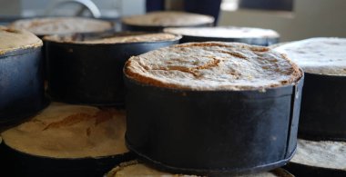 Bulanık bir arka planda yeni pişmiş Ermeni lavı yığını.