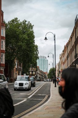 Güneşli bir günde, Londra 'nın arabaları