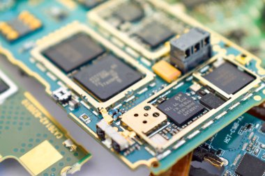 Geri dönüşüm için altın metal içeren cep telefonu elektronik baskılı devre kartlarının yakın çekimi