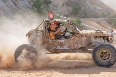 Portekiz Ulusal Arazi Şampiyonası 2017 'de çamurla kaplı bir off-road yarış arabası.