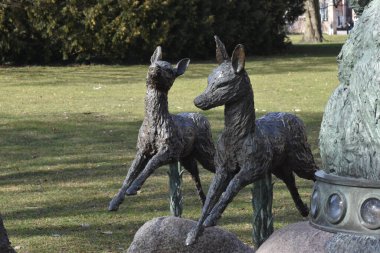 İsveç, Malmö 'deki koşan geyik heykellerinin güzel bir manzarası.
