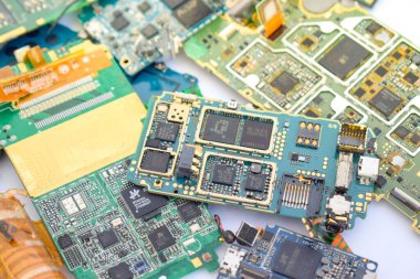 Geri dönüşüm için altın metal içeren cep telefonu elektronik baskılı devre kartlarının yakın çekimi