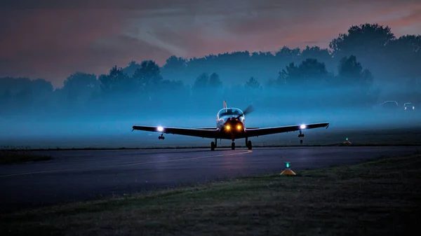 Avión Con Luces Pie Carretera Fondo Los Árboles Durante Niebla —  Fotos de Stock