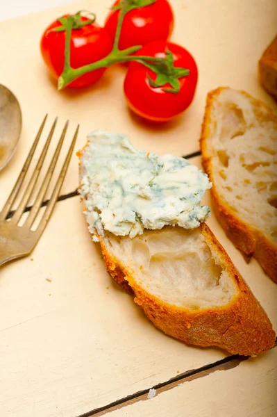 Fransız Ekmeğine Yayılmış Taze Mavi Peynirin Dikey Yakın Çekimi Yanında — Stok fotoğraf