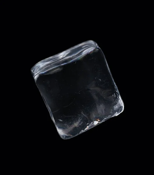 黒の背景に浮かぶ氷の立方体のクローズアップ — ストック写真