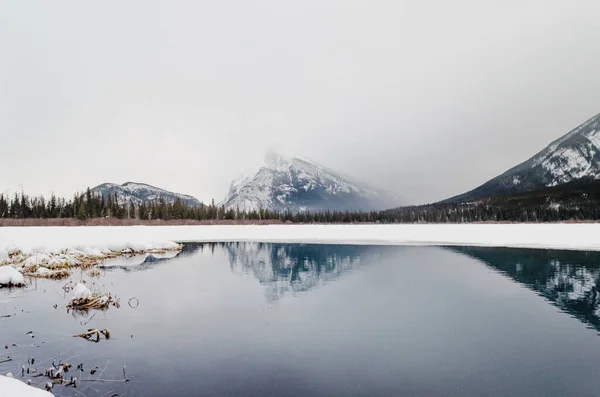 Una Hermosa Toma Lago Que Refleja Las Montañas Tiempo Brumoso — Foto de Stock