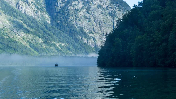 Ein Elektroboot Nebel Auf Dem Königssee — Stockfoto