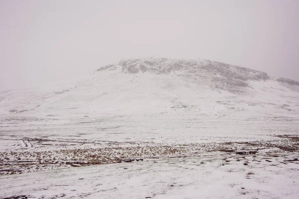 Eine Wunderschöne Winterlandschaft Mit Schneebedeckten Bergen Nebel — Stockfoto