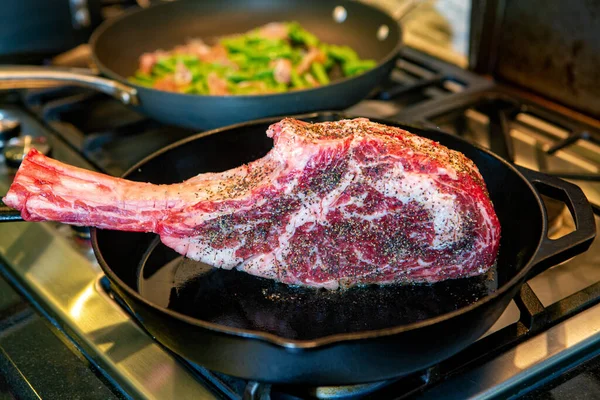 Close Bife Ribeye Uma Frigideira Fogão — Fotografia de Stock