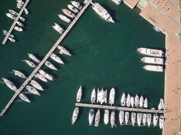 Vista Panorâmica Porto Com Barcos Atracados Perto Doca — Fotografia de Stock