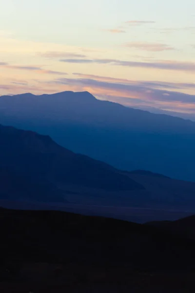 Gün Batımında Dağların Dikey Görüntüsü — Stok fotoğraf
